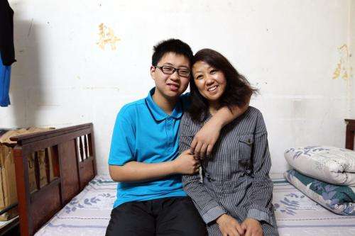 说起了她的邻居丽丽,丽丽是单亲妈妈,自己带着儿子生活,那天去丽丽家