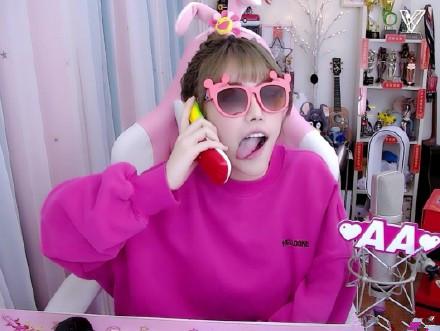 原创周淑怡直播擦护肤液女汉子自信会没事结果动作太大被超管警告