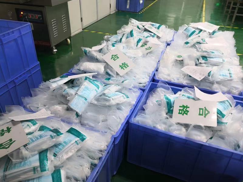 为保证华西医院"弹药"充足 成都这家企业加班加点生产20万只口罩_利康