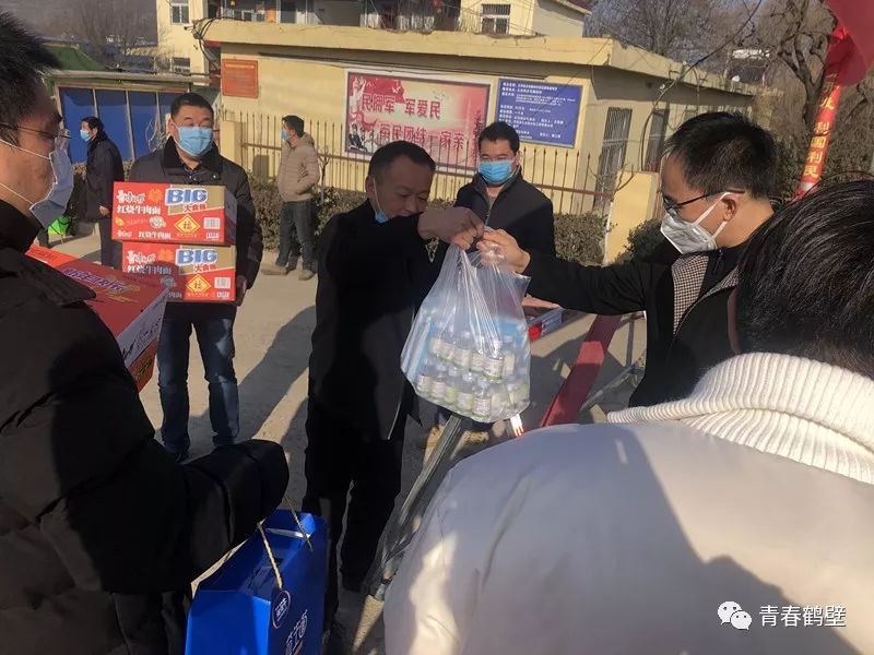 团市委书记王小强深入扶贫村看望慰问驻村帮扶干部