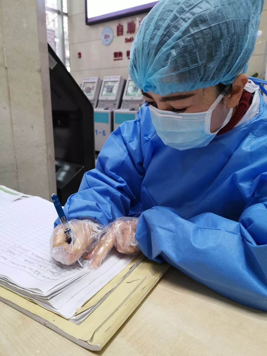 丈夫崔巍是我院icu的一名医生妻子李娜是我院一名门诊导医