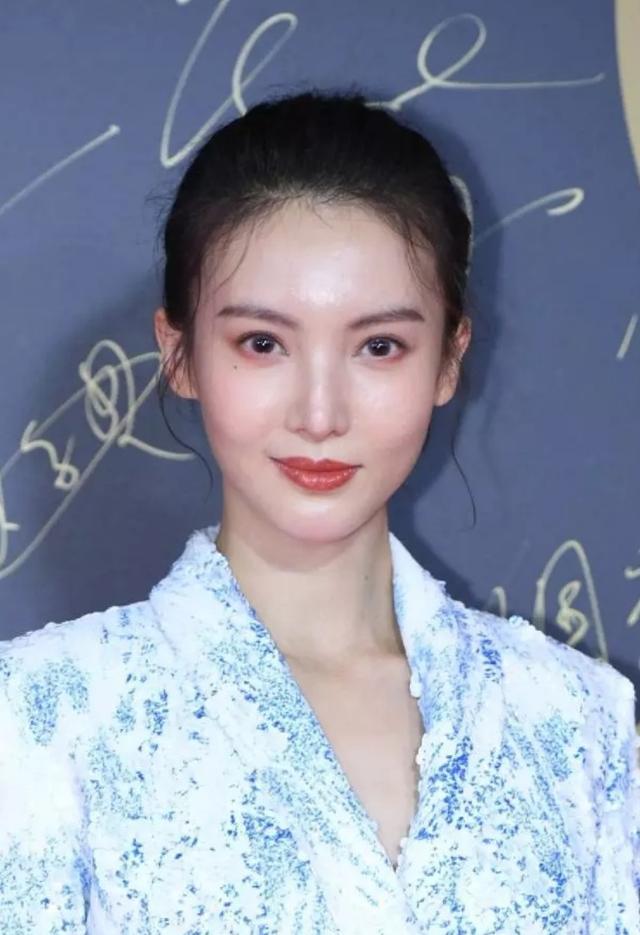 金晨把自己的头发全都盘到脑后,留了几丝发丝修饰脸型,一张瓜子脸