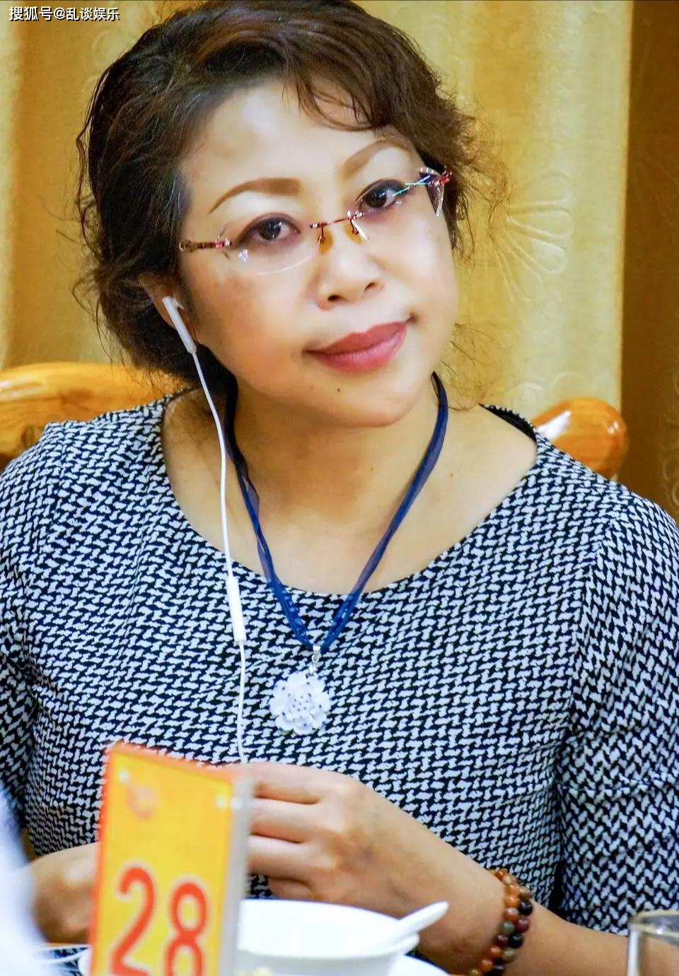 50岁的女人,从容优雅的举止中,不经意地散发出成熟女人的芬芳