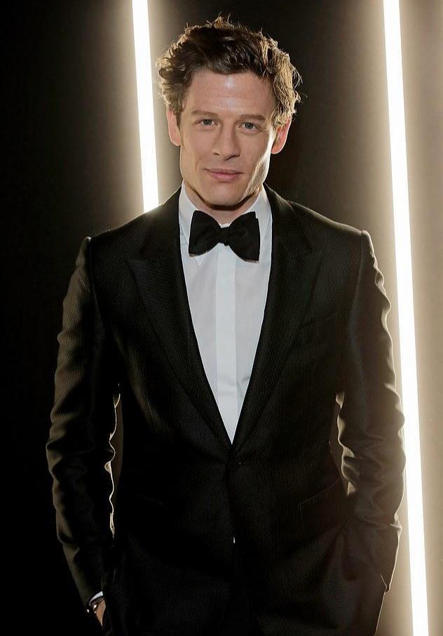 原创不愧是丹尼尔的热门接班人瞧詹姆斯诺顿穿上007的燕尾服多有型