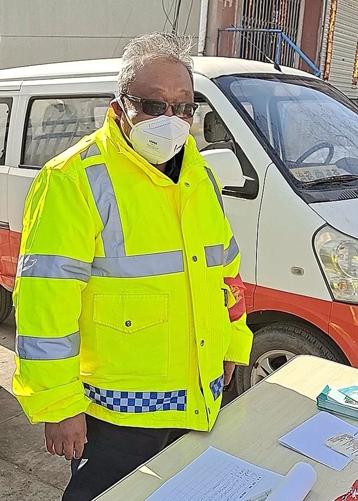 56岁的胡宪民同志坚守在岗位,检查进出车辆,为进出车辆消毒,为司乘