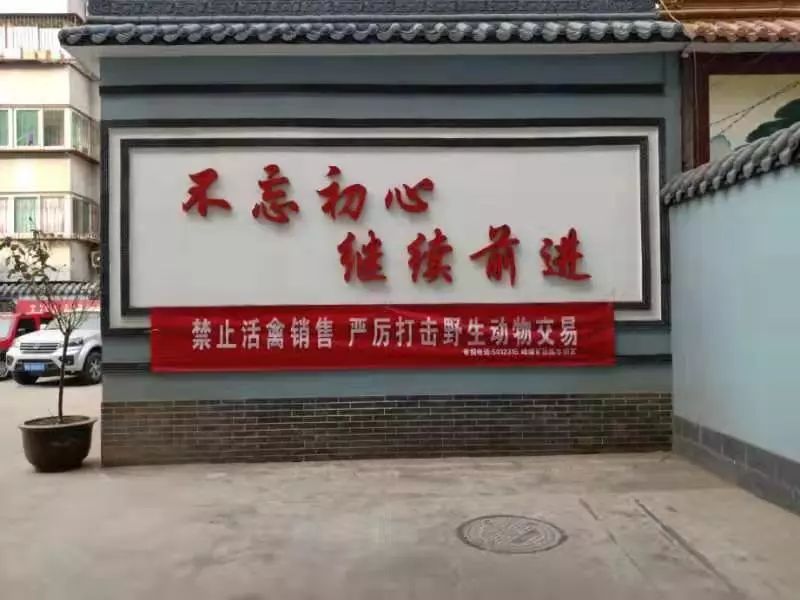 标语横幅这些看似"落伍"的形式却又十分"硬核"达到了防疫宣传的目的让