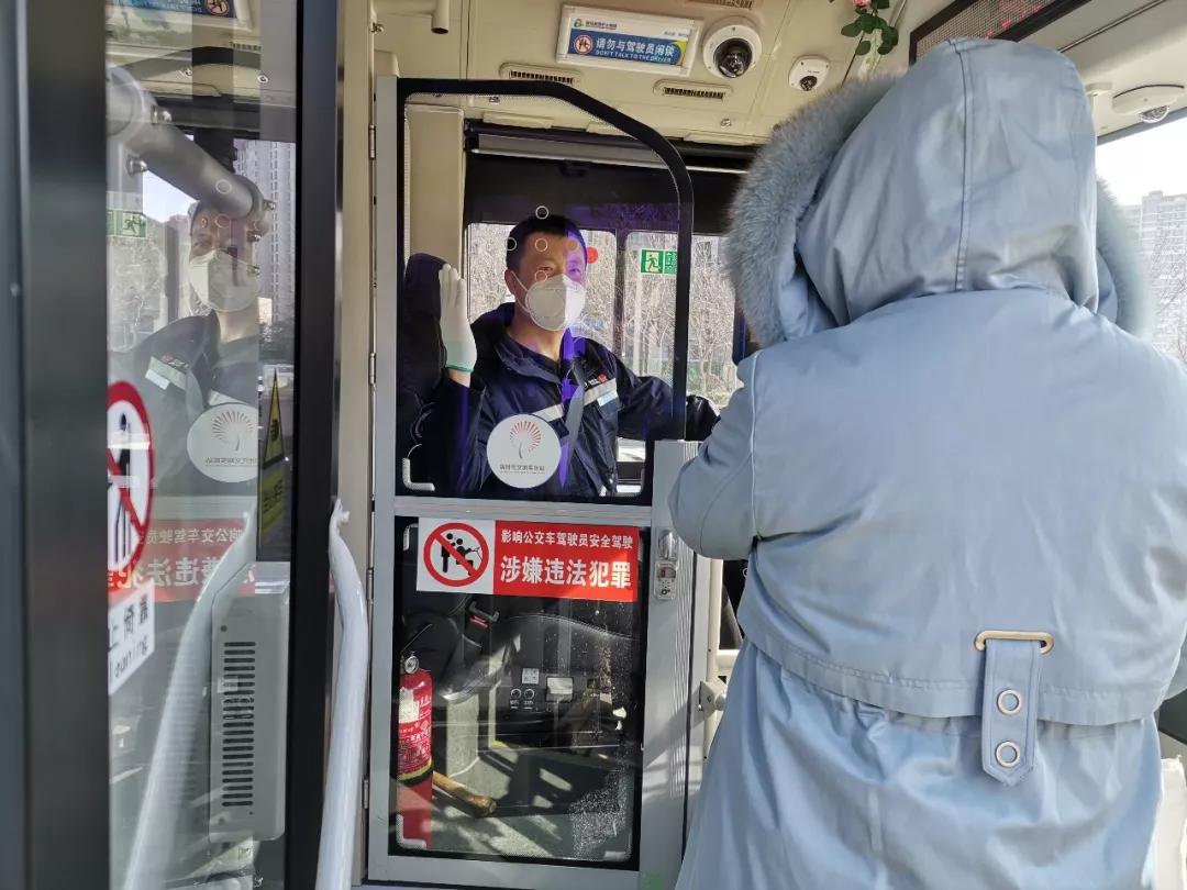青岛西海岸新区公交驾驶员于义睦口罩阻隔不了微笑疫情抵挡不住热情