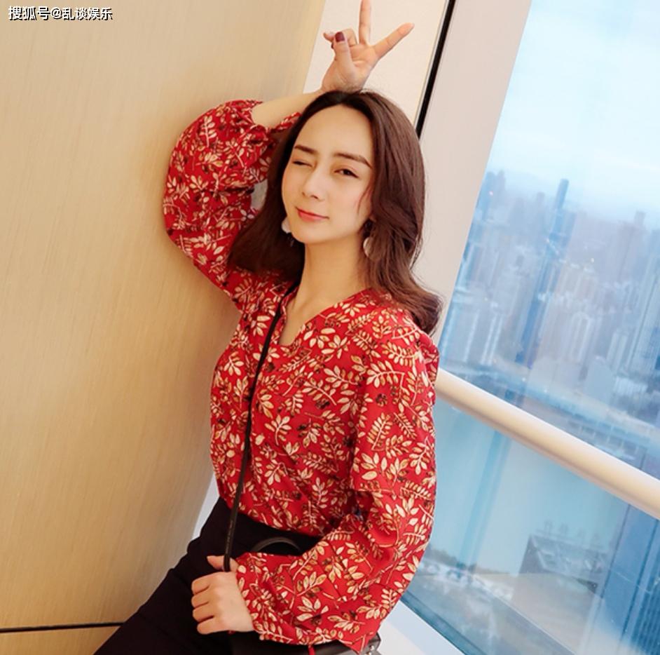 30岁的女人眉眼间都溢满喜悦闪现着成熟女人的快乐和骄傲