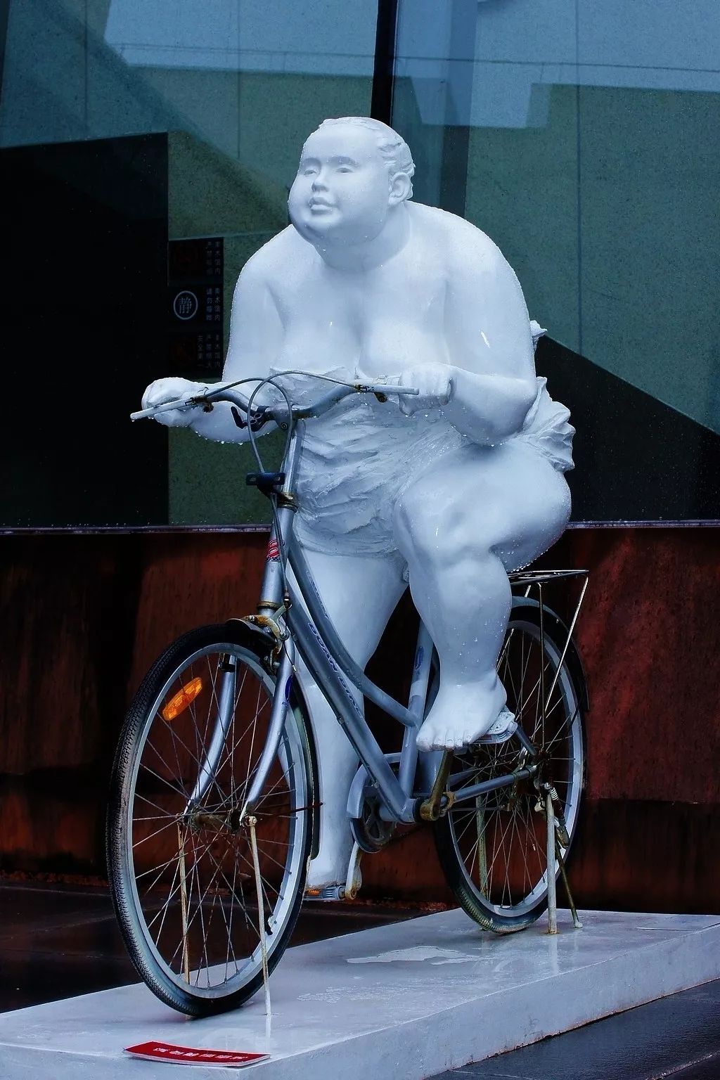 一组夸张风趣的胖女人雕塑