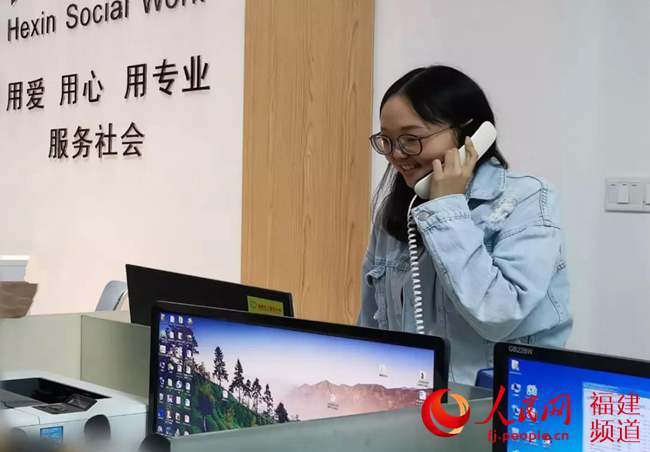 厦门集美区24小时心理援助热线开通为市民戴好心理口罩