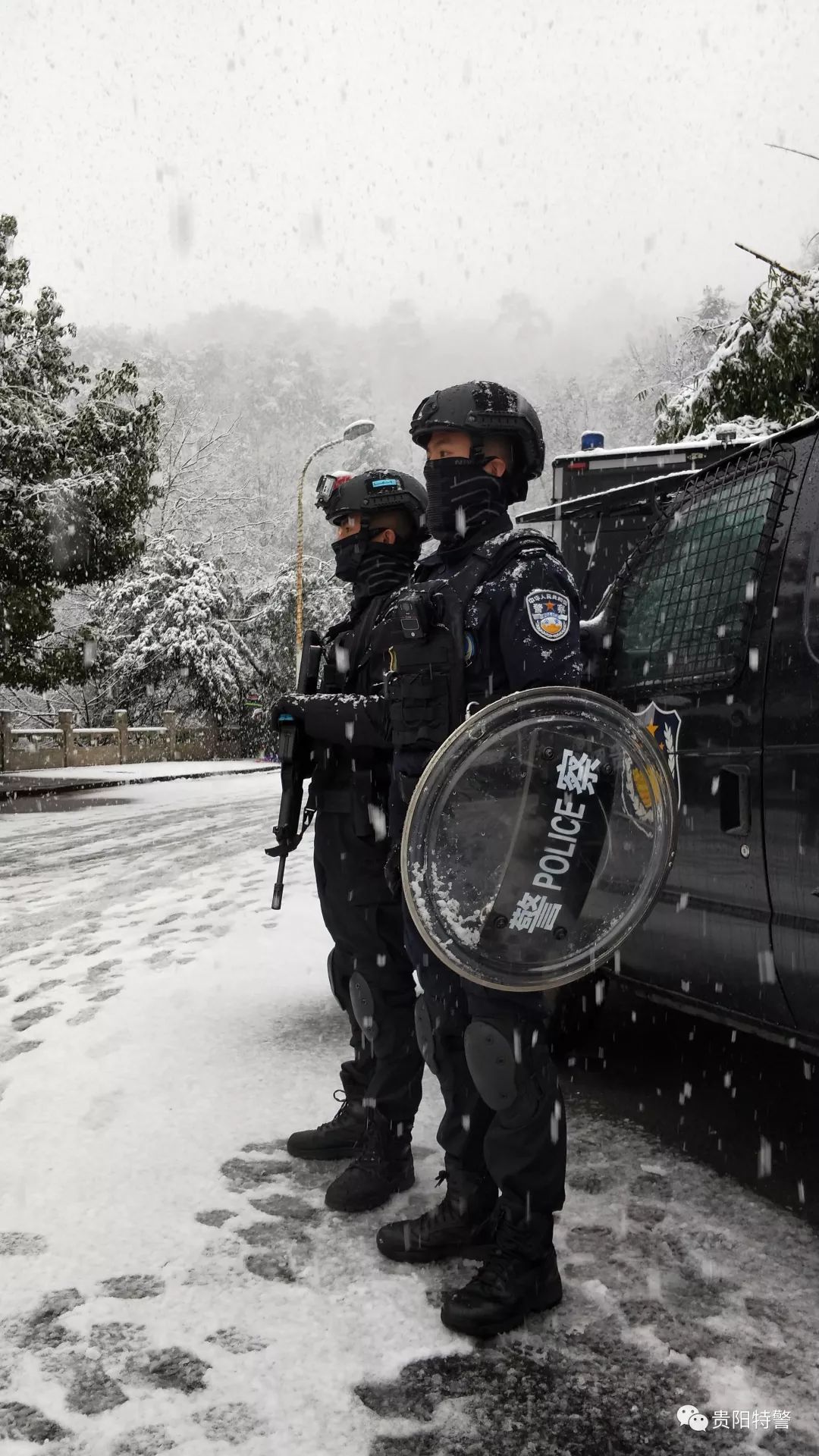 疫情当前警察不退贵阳特警六强六抓落实抗疫期间社会面巡逻防控
