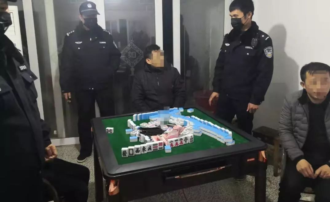 疫情当前还敢打牌赌博抚州这些人被抓了