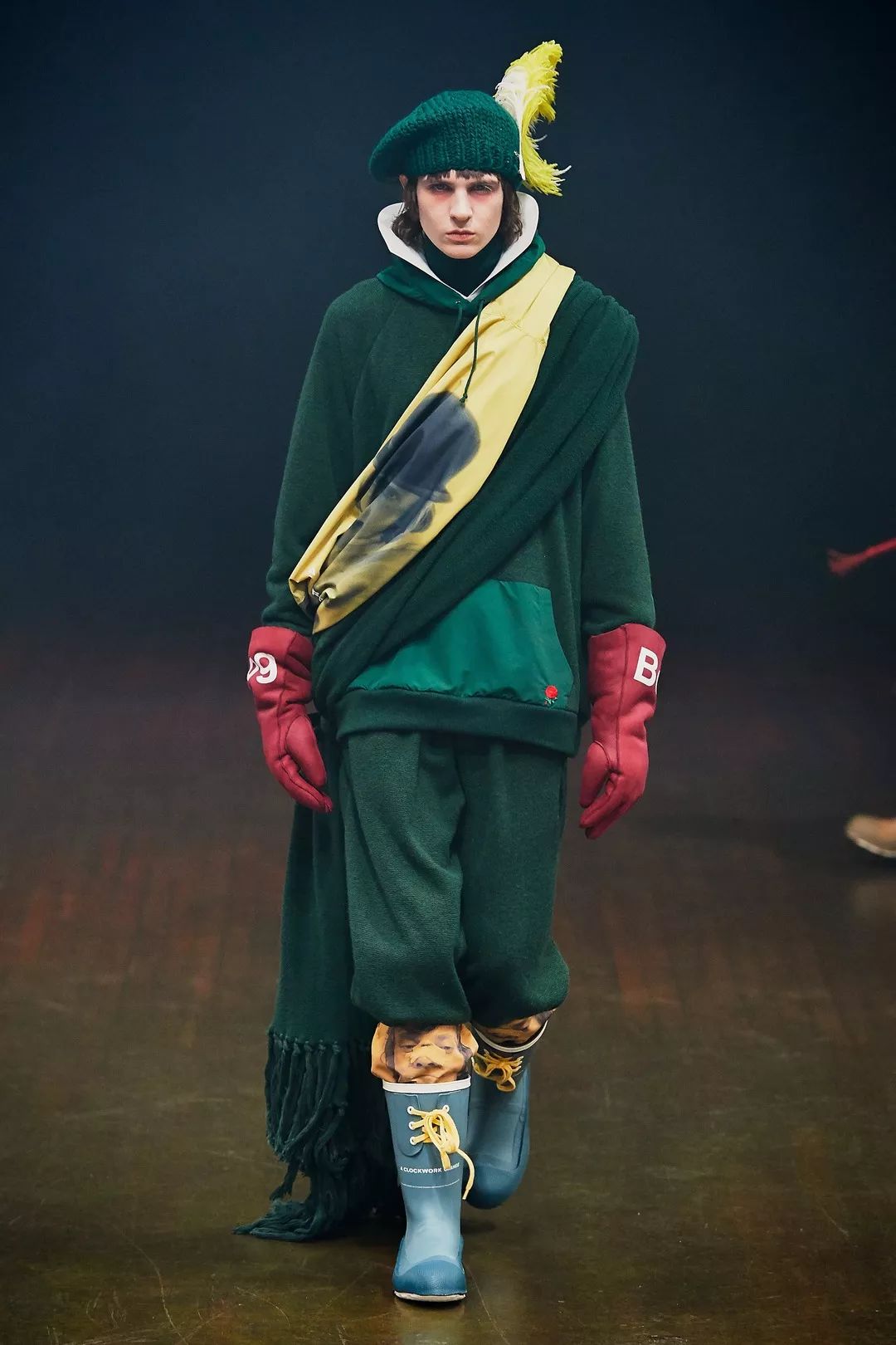 受电影启发他让宇航服日本武士服甚至恐怖女巫登上秀