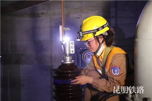 她们登上了央视黑夜里绽放青春的月亮女孩