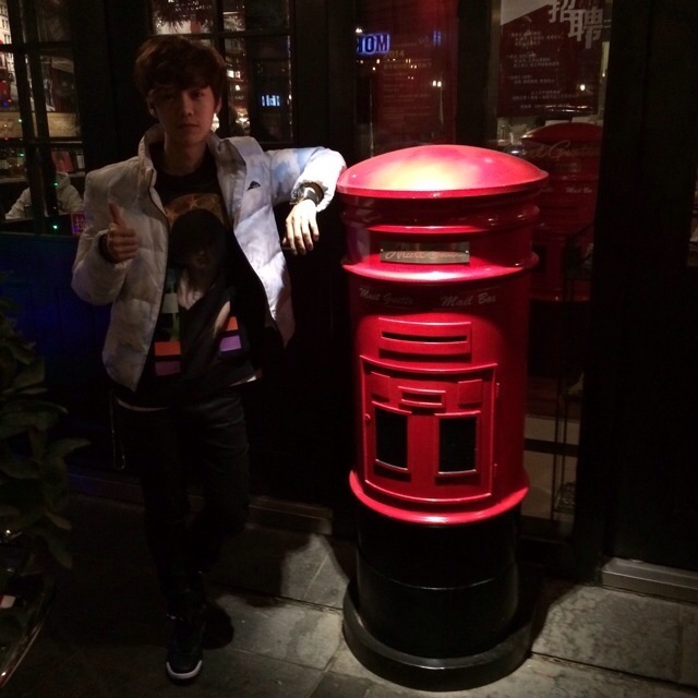 路人在三里屯偶遇鹿晗红邮筒成为当年的打卡景点