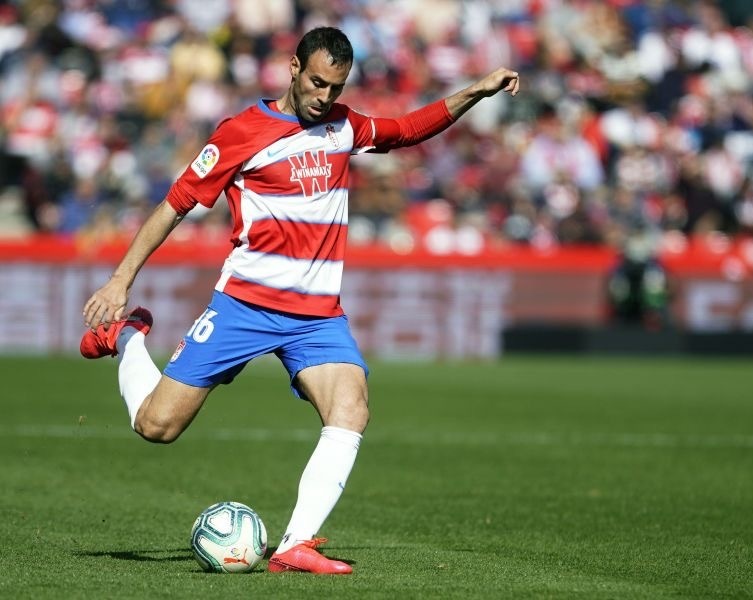 中场四人分别是达德尔,戴维-洛佩斯,伊图拉斯佩以及