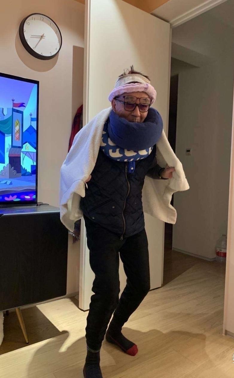 陈赫晒爸爸与女儿有爱互动 安安扎双辫活泼可爱