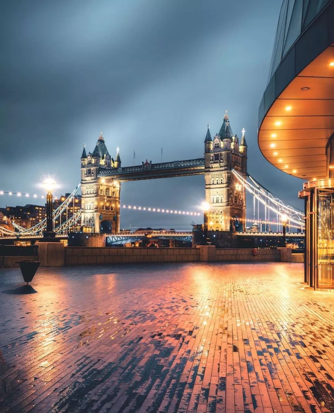 看威斯敏斯特教堂中世纪的尖塔,看伦敦桥矗立的伟岸,最后泛舟剑河