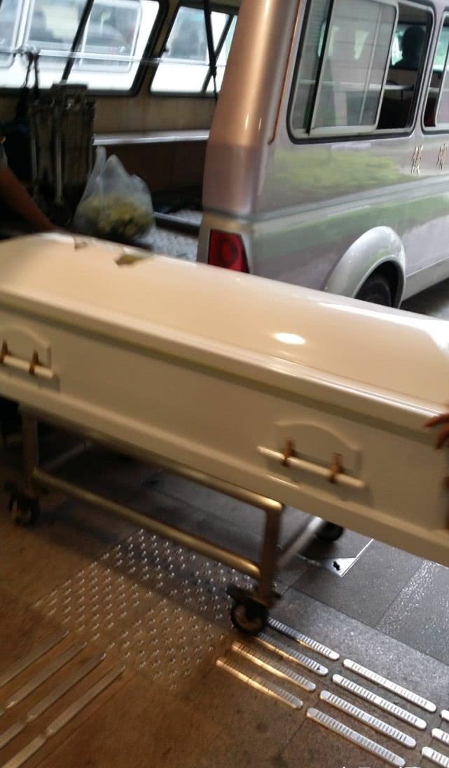 由于此前已经透露不会设置瞻仰遗容的环节,所以去到火葬场后几位亲友