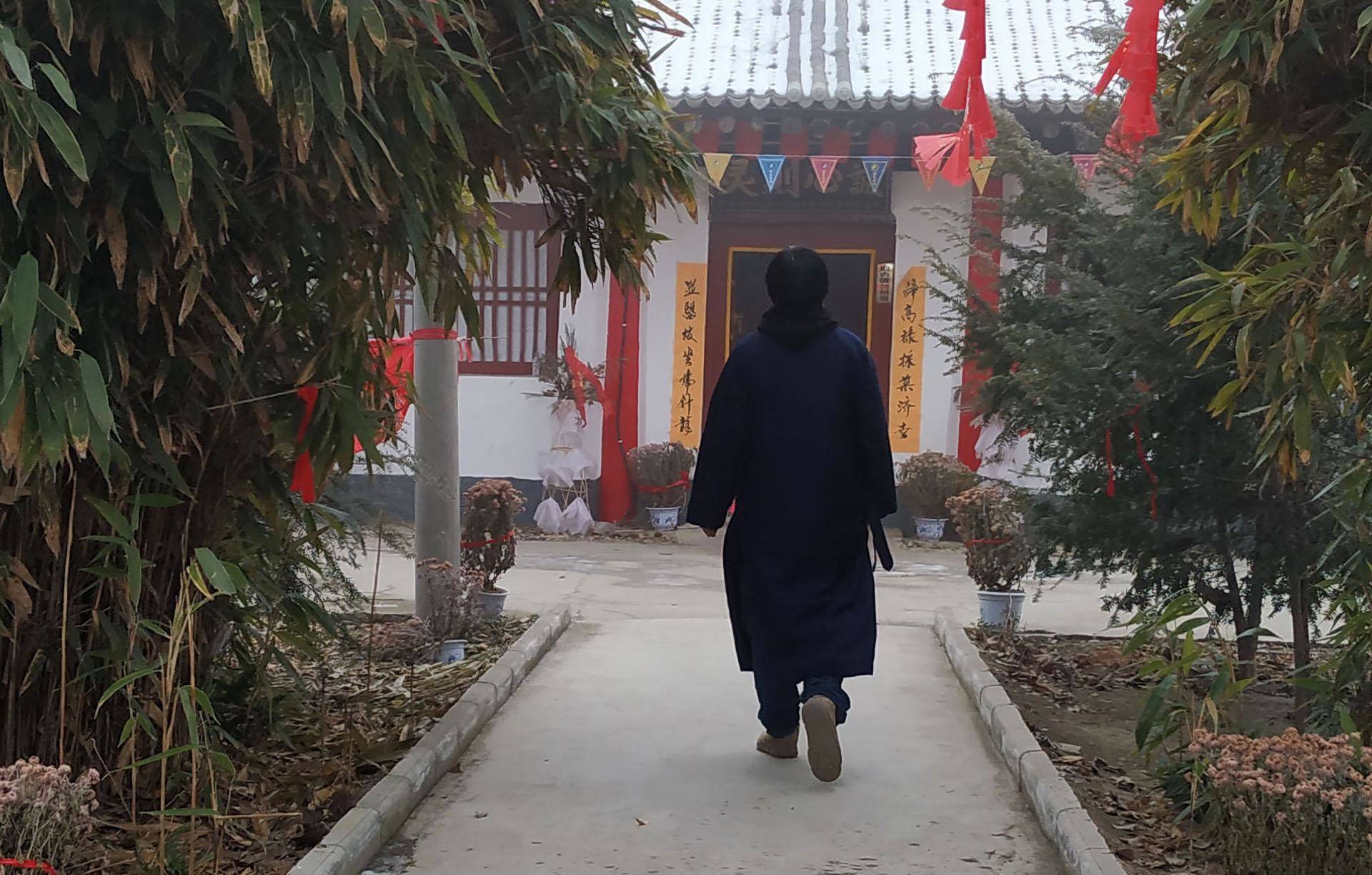 那就是所在寺庙或道观的信仰,例如道教全真龙门派,例如净土宗,华严宗