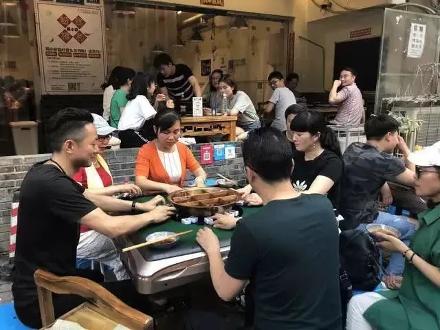 成都人还奉行走到哪儿就要把麻将带到哪儿,继游泳池打麻将之后,今年又