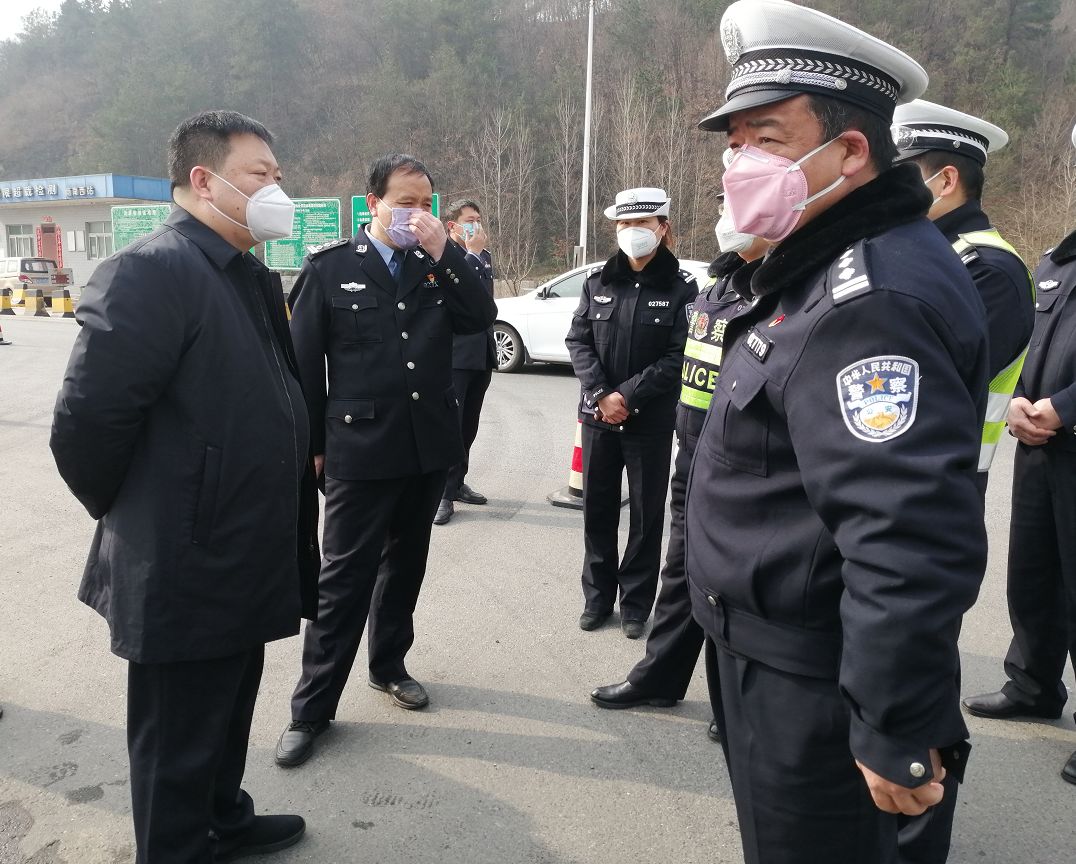 在沪陕高速商南西监测点,崔华锋实地检查了疫情防控检测点人员值班