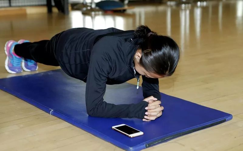 专家建议,平时有锻炼习惯的人此时不应因为居家环境停止锻炼,而平时不