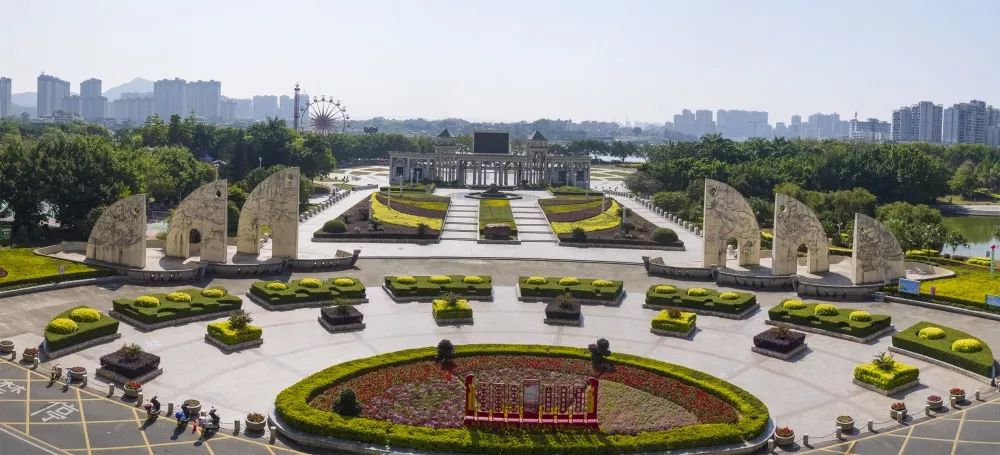 广场却没有平时的人头攒动空余出许多停车位安静的购物中心坚基购物