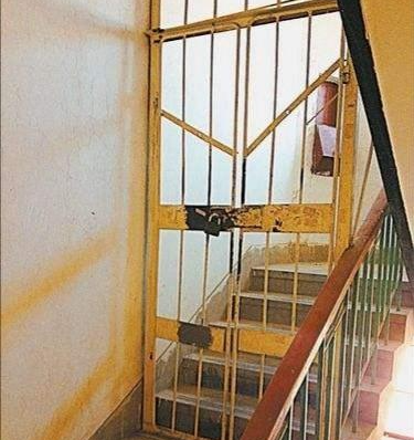 原创我住五楼六楼在5到六楼的楼梯加了铁门请问怎么让其拆掉