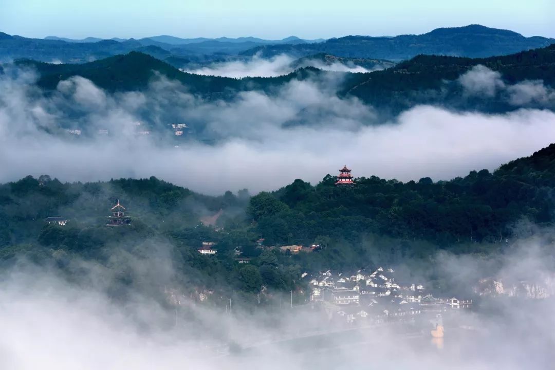 位于四川盆地北部,阆中地处剑门山脉与大巴山脉交汇之处,东西二侧高