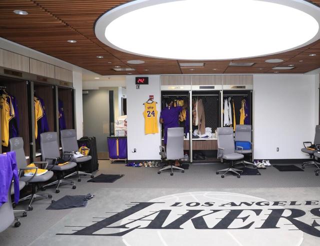 詹姆斯更衣柜旁挂着一件科比的24号球衣