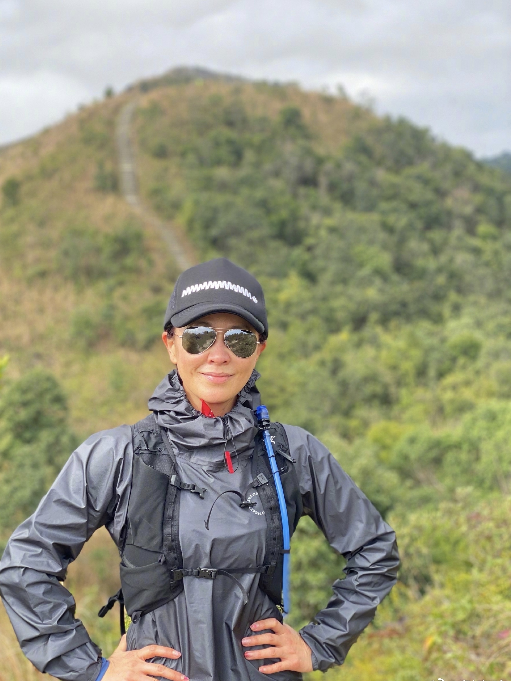 原创54岁刘嘉玲穿登山装晒运动照,紧身裤秀筷子腿好身材,哪里像54岁