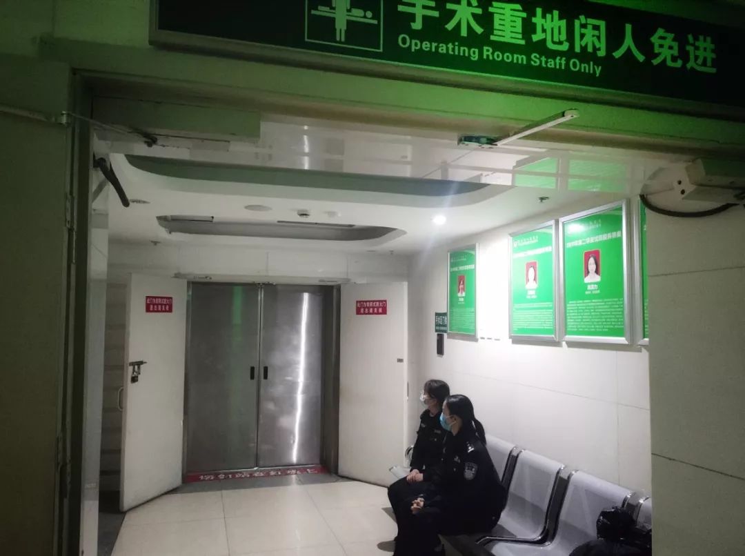 致敬名山战疫民警袁丽娜卡点手术室昼夜不舍迎难而上
