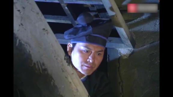古装:一县之长穷得叮当响,还要下人去借粮,小偷在房梁上看懵了