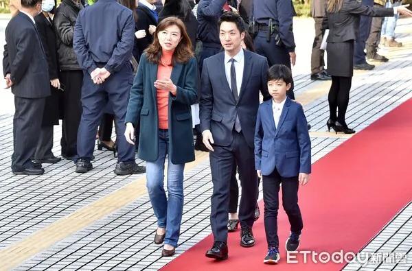 国民党型男"立委"蒋万安携妻儿走红毯,报道首日最关注口罩