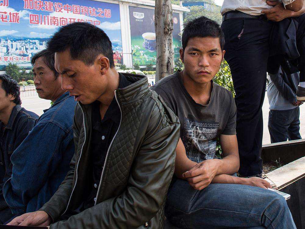 原创农民打工很累,最难的时候,怎么挺住的?这4种经历,个个都扎心