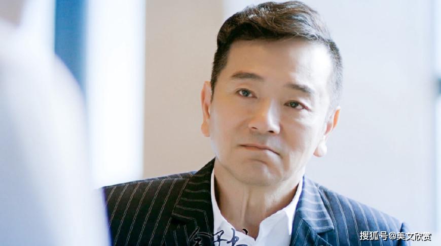 他是"国民老爸",亿万家产都在妻子名下,如今62岁仍在拍戏!