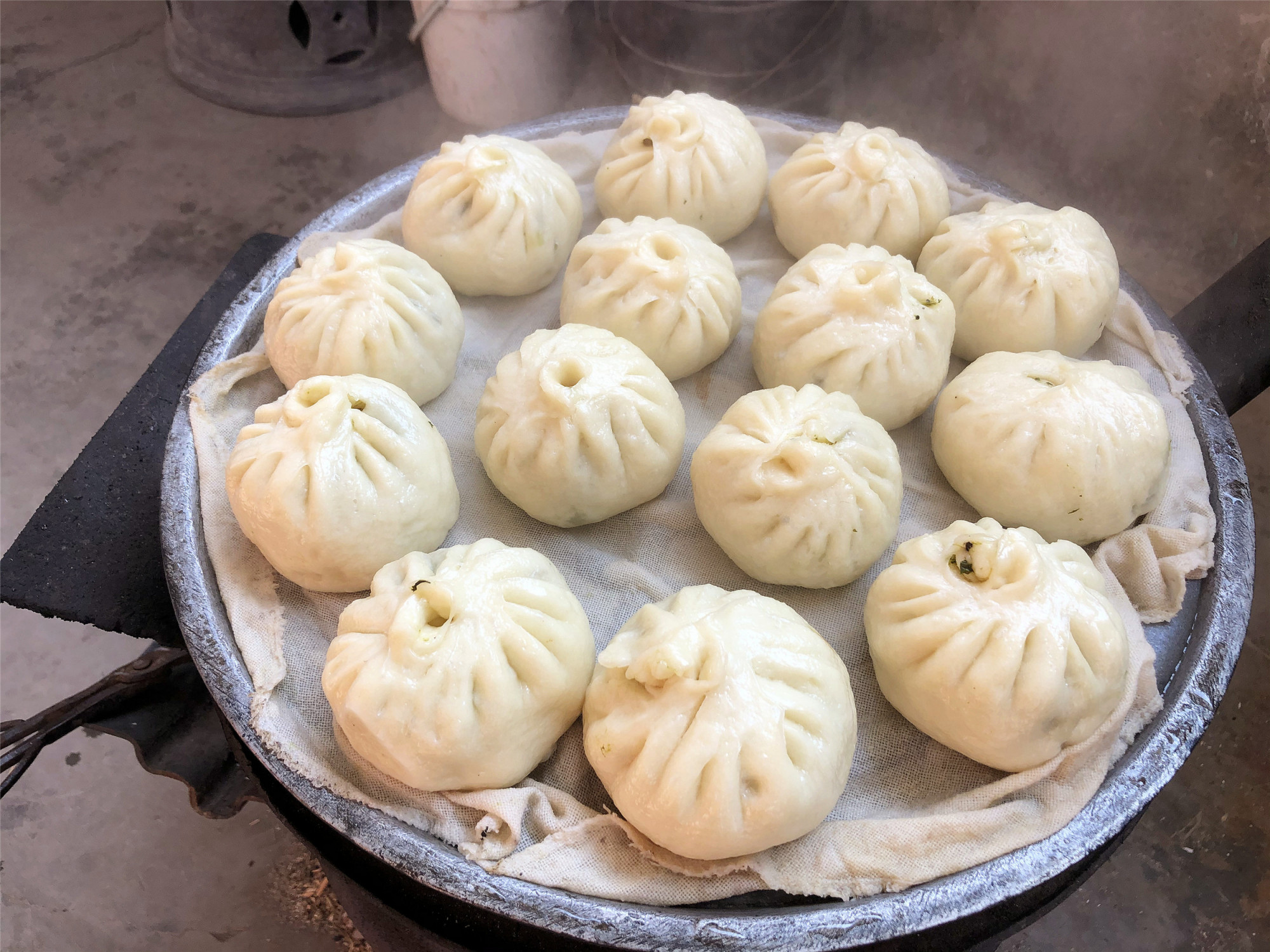 原创宅家不出门,老妈蒸了锅"菜包子",用料选得好,连吃5个没过瘾