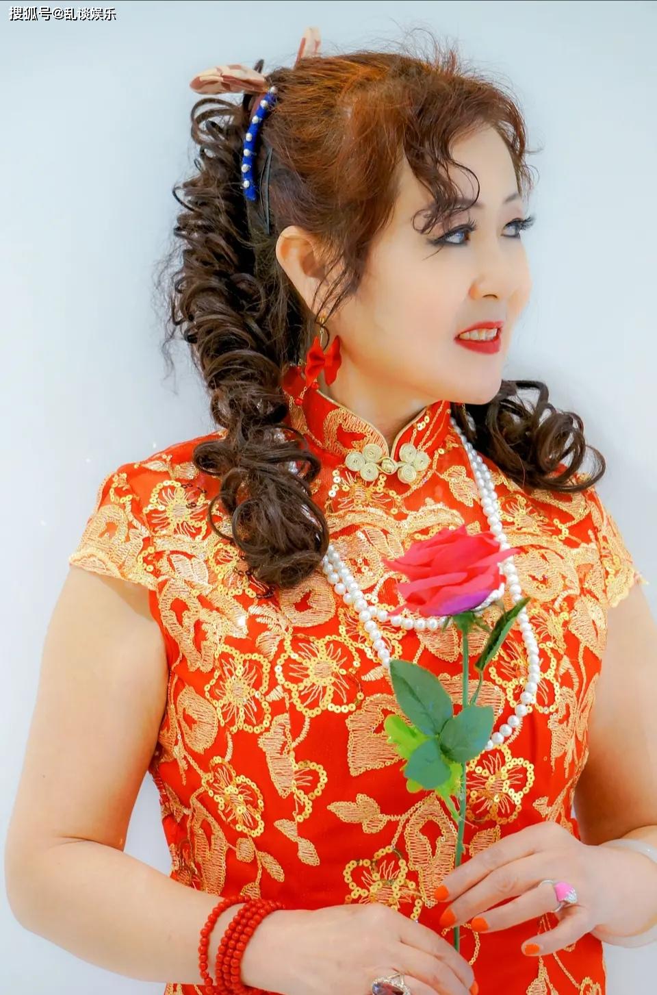 50岁的女人,从容优雅的举止中,不经意地散发出成熟女人的芬芳