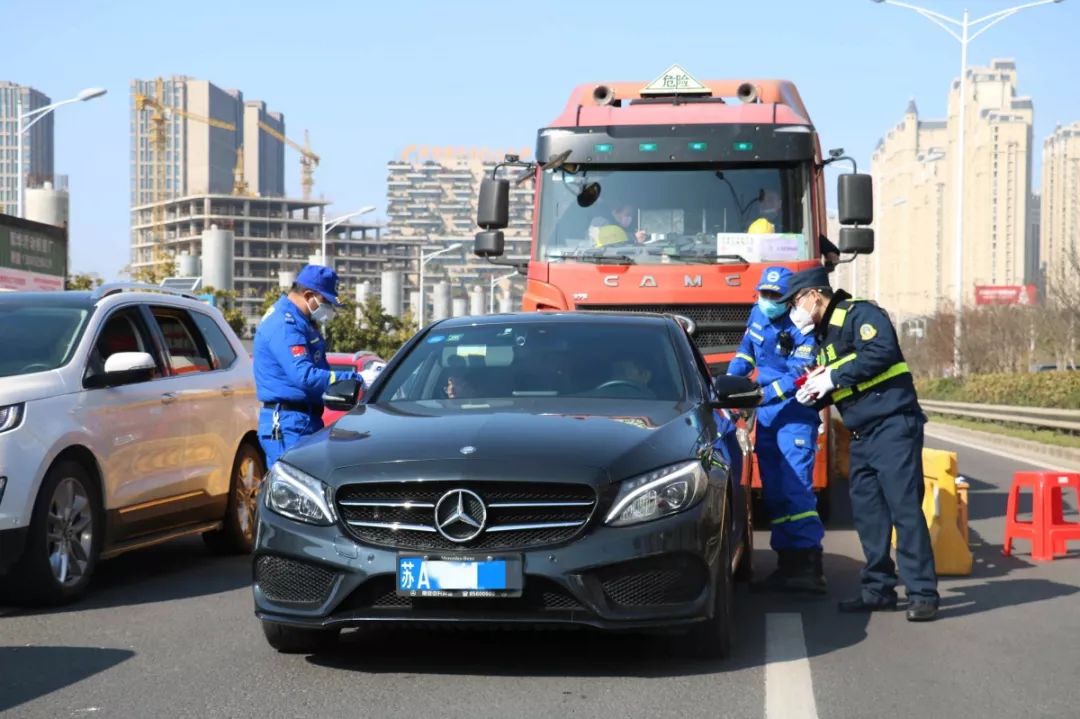 該疫情防控點24小時運轉,實行三班倒,每班14人,包含交警,路政,醫護