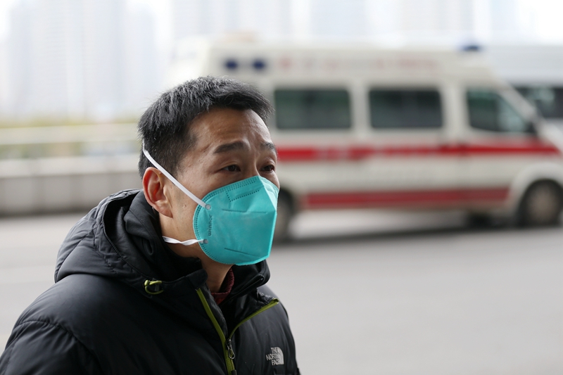 武汉医生赴红十字会临时仓库领取物资最终领到500个n95口罩