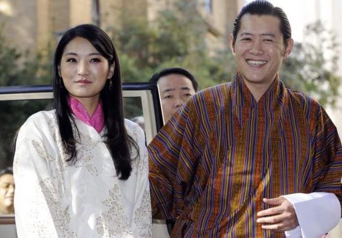 就在今天不丹王室公布了佩玛王后的亲子照,并且宣布龙太子已经四岁了