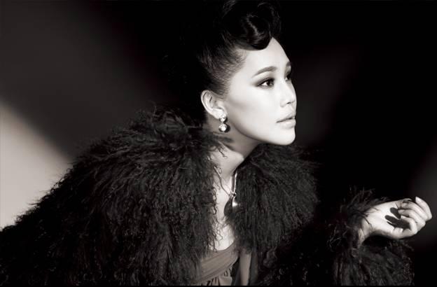 练就了一身大青衣气质《北京人》的曾思懿等经典角色出演过《日出》的