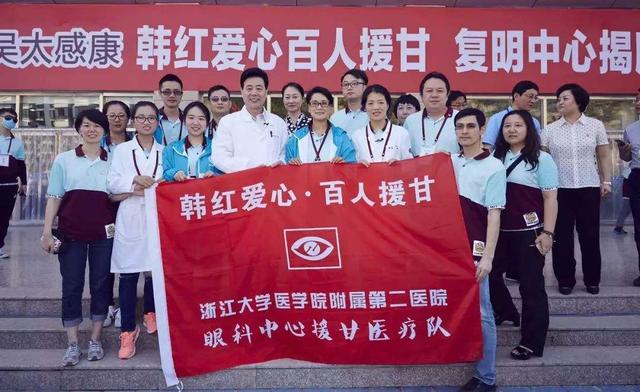 原创韩红慈善路上累倒的你像极了青藏高原上的那朵蓝莲花