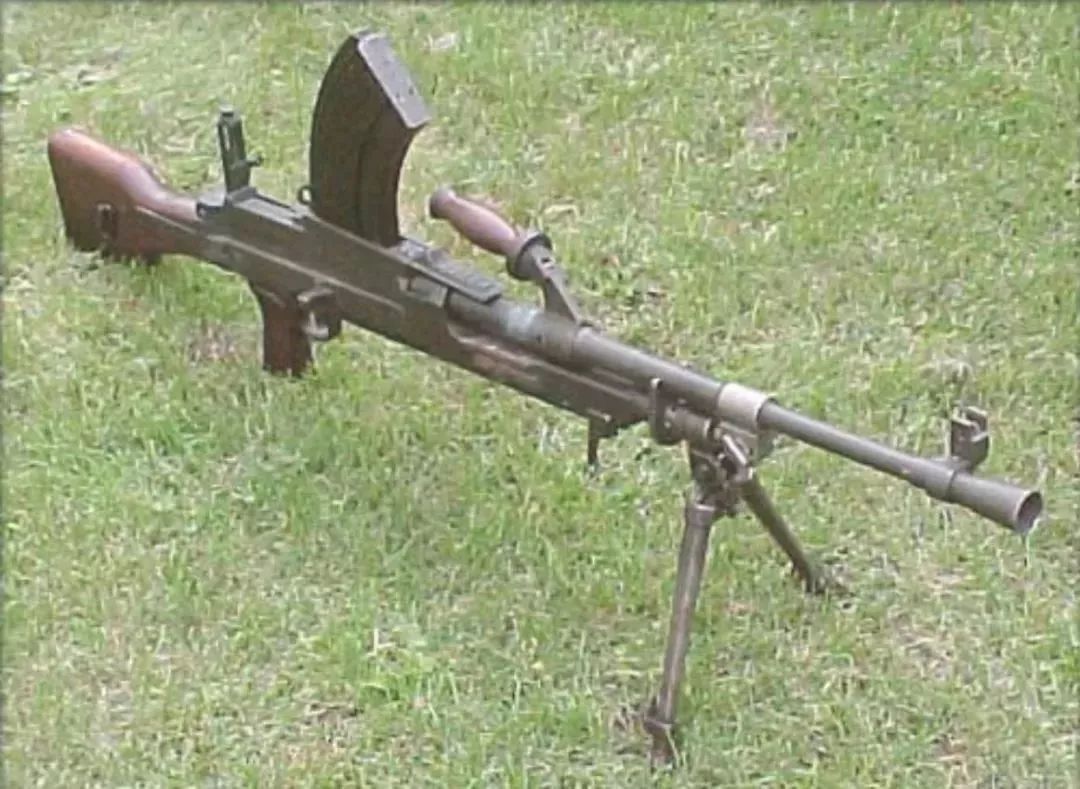 捷克式99式布伦式为何二战轻机枪都喜欢置顶弹匣