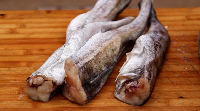 每一年过年的时候我们这边的集市上出现各种各样的海鲜,无头鱼就是