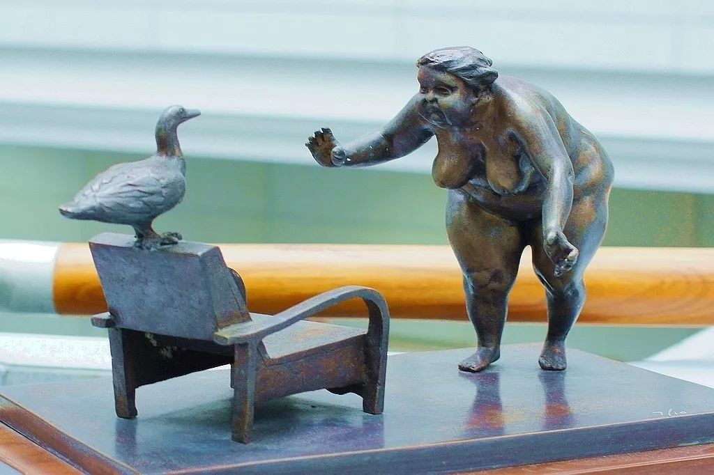 一组夸张风趣的胖女人雕塑