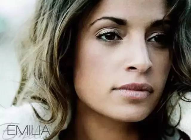 emilia rydberg 18岁时,她便开始了自己风格独特的词曲创作, 从一个小