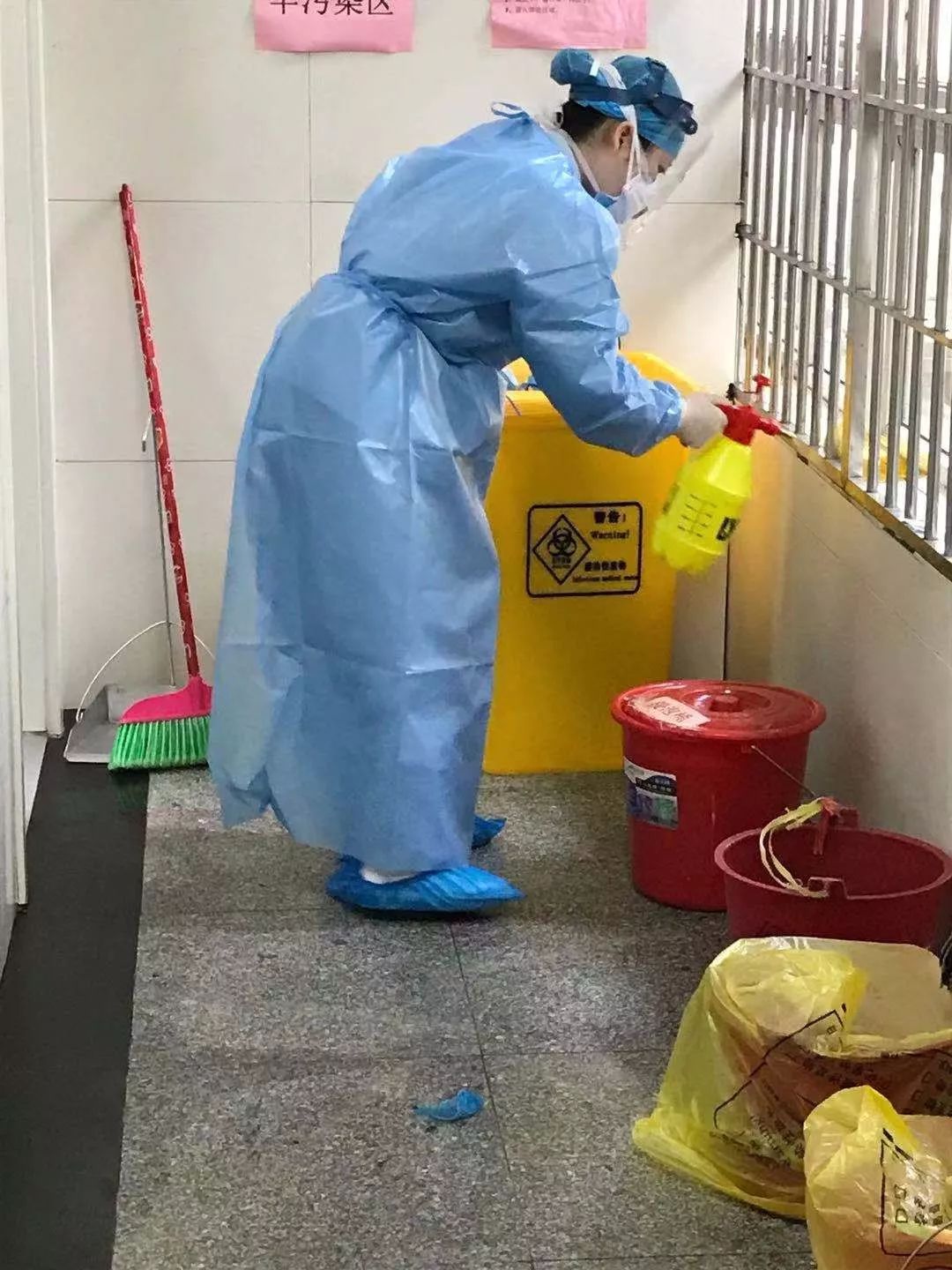 内科总护士长熊满英负责发热门诊的清洁消杀工作工作餐送到后她会烧好