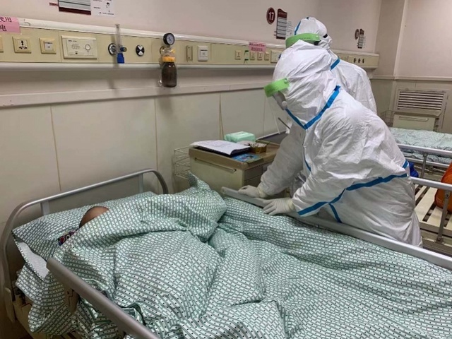 一家六口被隔离治疗未婚社工当上隔离孩子的临时妈妈贴身照顾